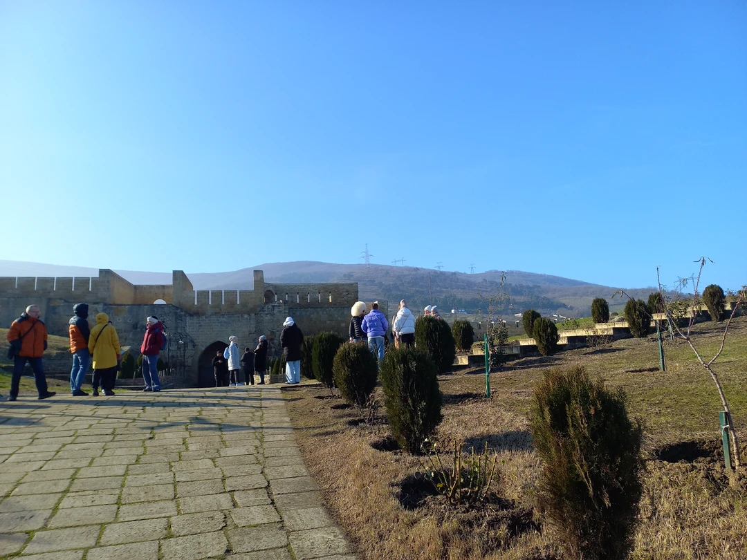 4 января побывали на интересной экскурсии. Оценили толщину и прочность крепостных стен, увидели зинданы, хранилища воды