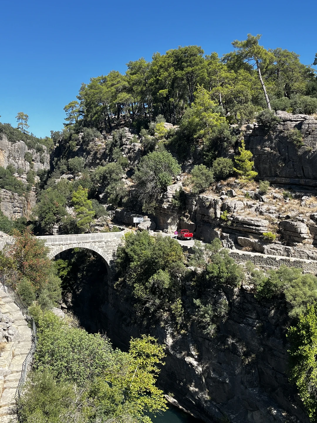 Очень понравилась экскурсия, места очень красивые. Часть людей поехало на рафтинге и нам несказанно повезло, что