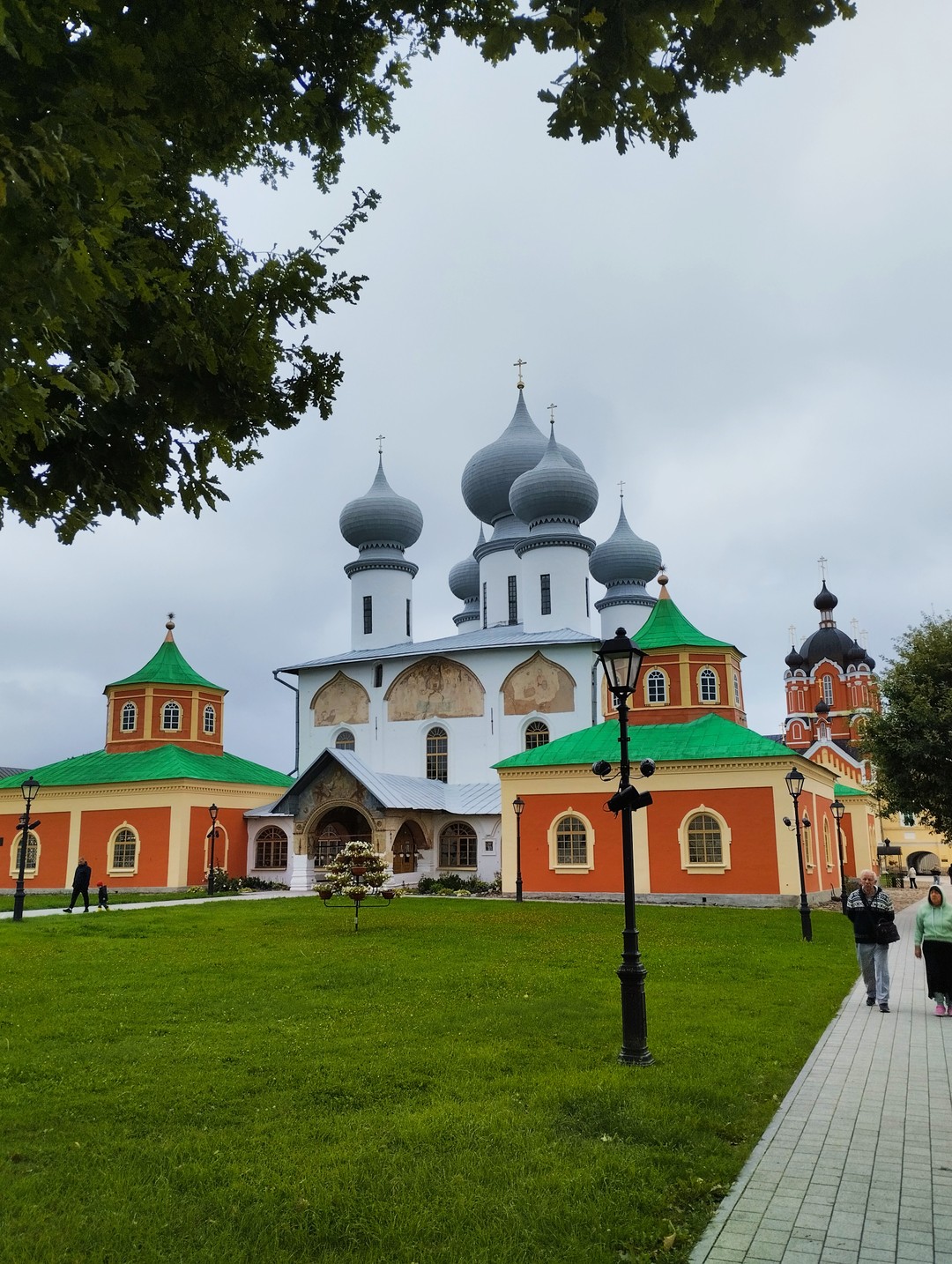 Тихвинский Богородичный Успенский монастырь: дом Пречистой Богоматери (Людмила)