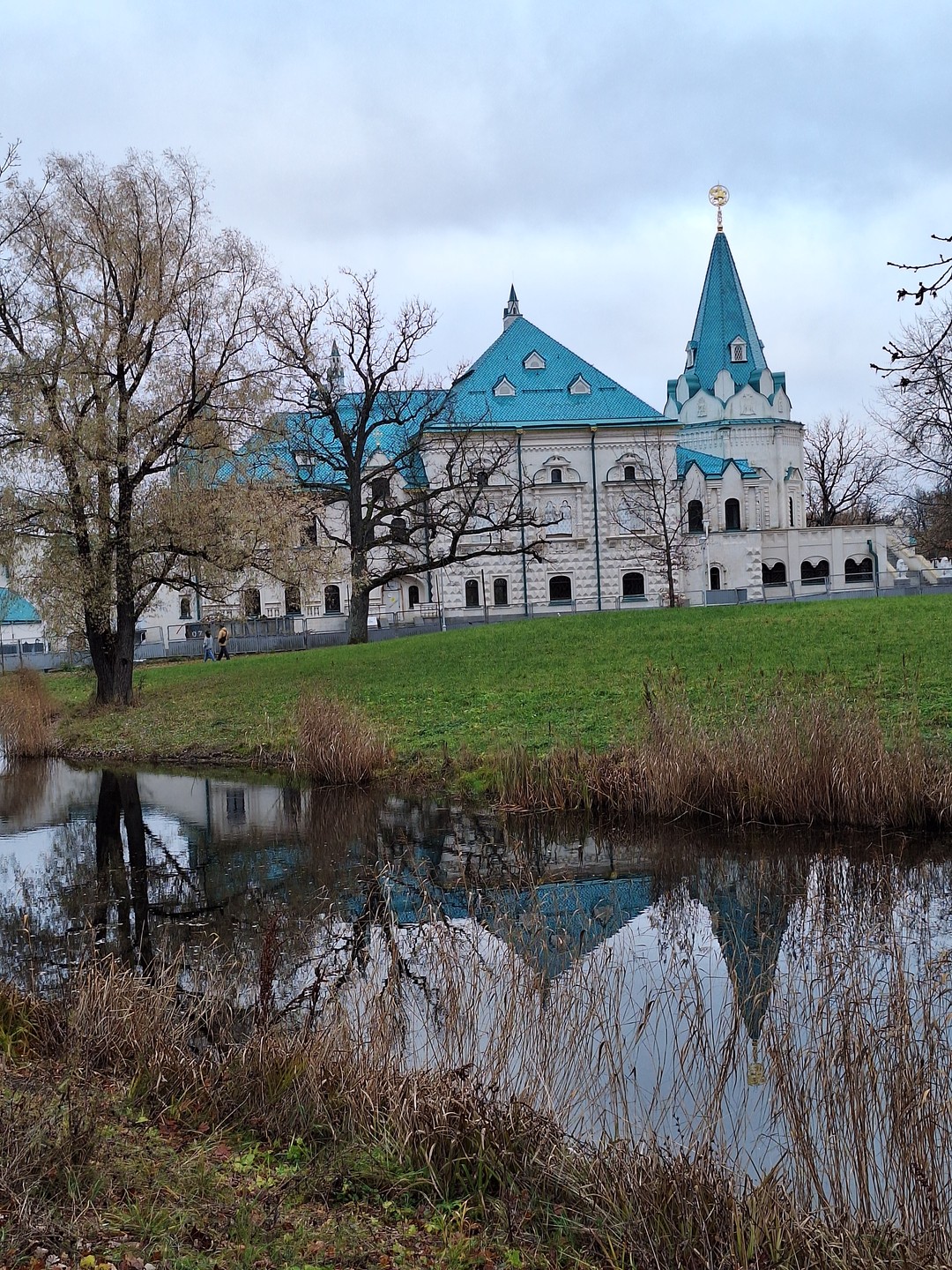 Экскурсовод Максим был очень вежлив, увлекательно рассказывал, добавляя интересные факты