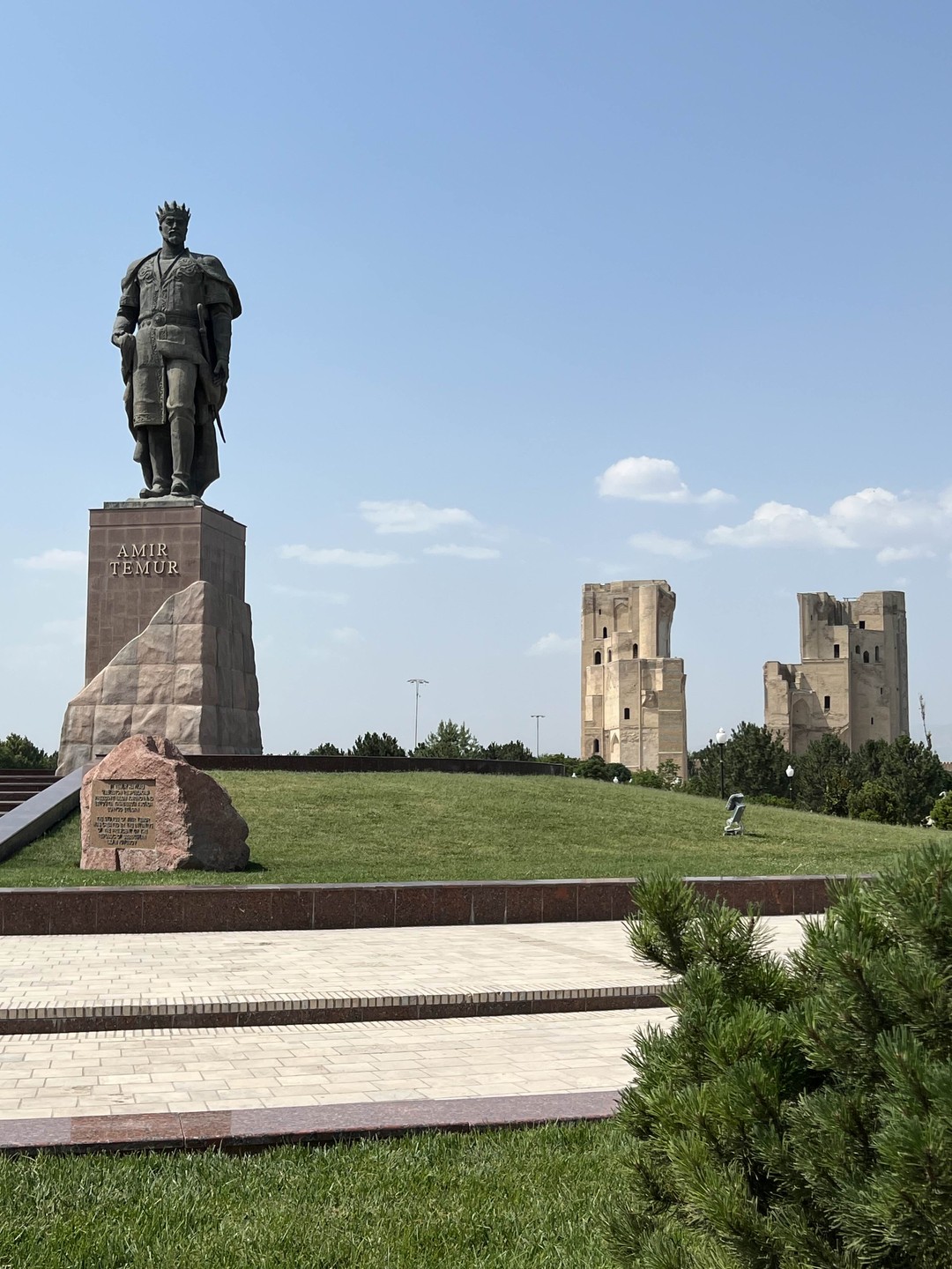 У нас была индивидуальная экскурсия для двоих человек, которую проводил Лазис. Была отдельная машина с водителем