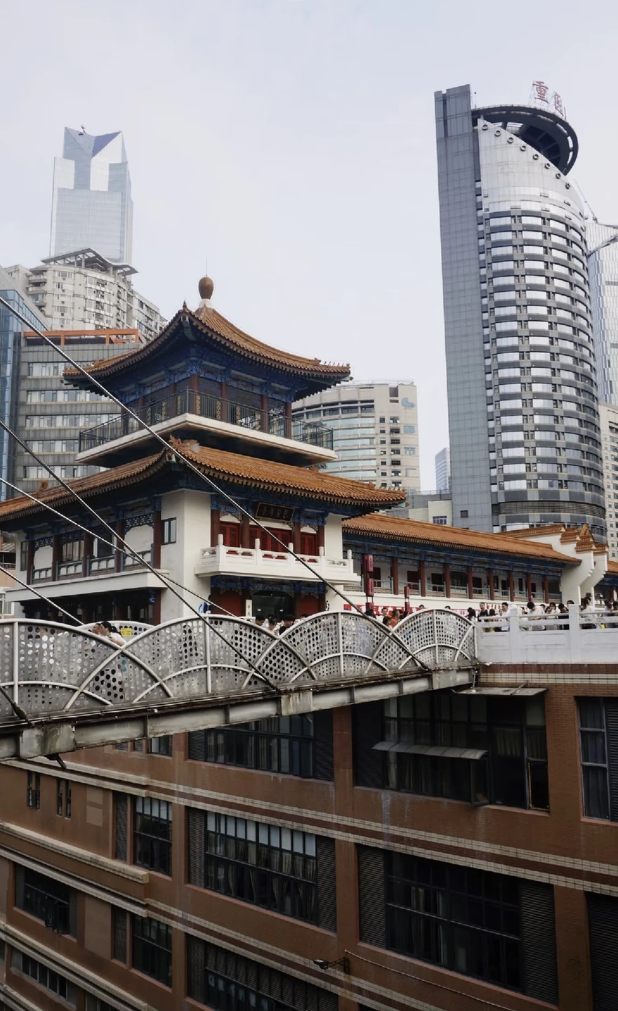 Мы провели великолепную экскурсию по Чунцину с нашим гидом Диего! Храм Лохань был спокойным и атмосферным