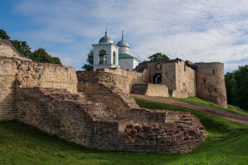 Псковский кремль, Псково-Печерский монастырь, Изборская крепость