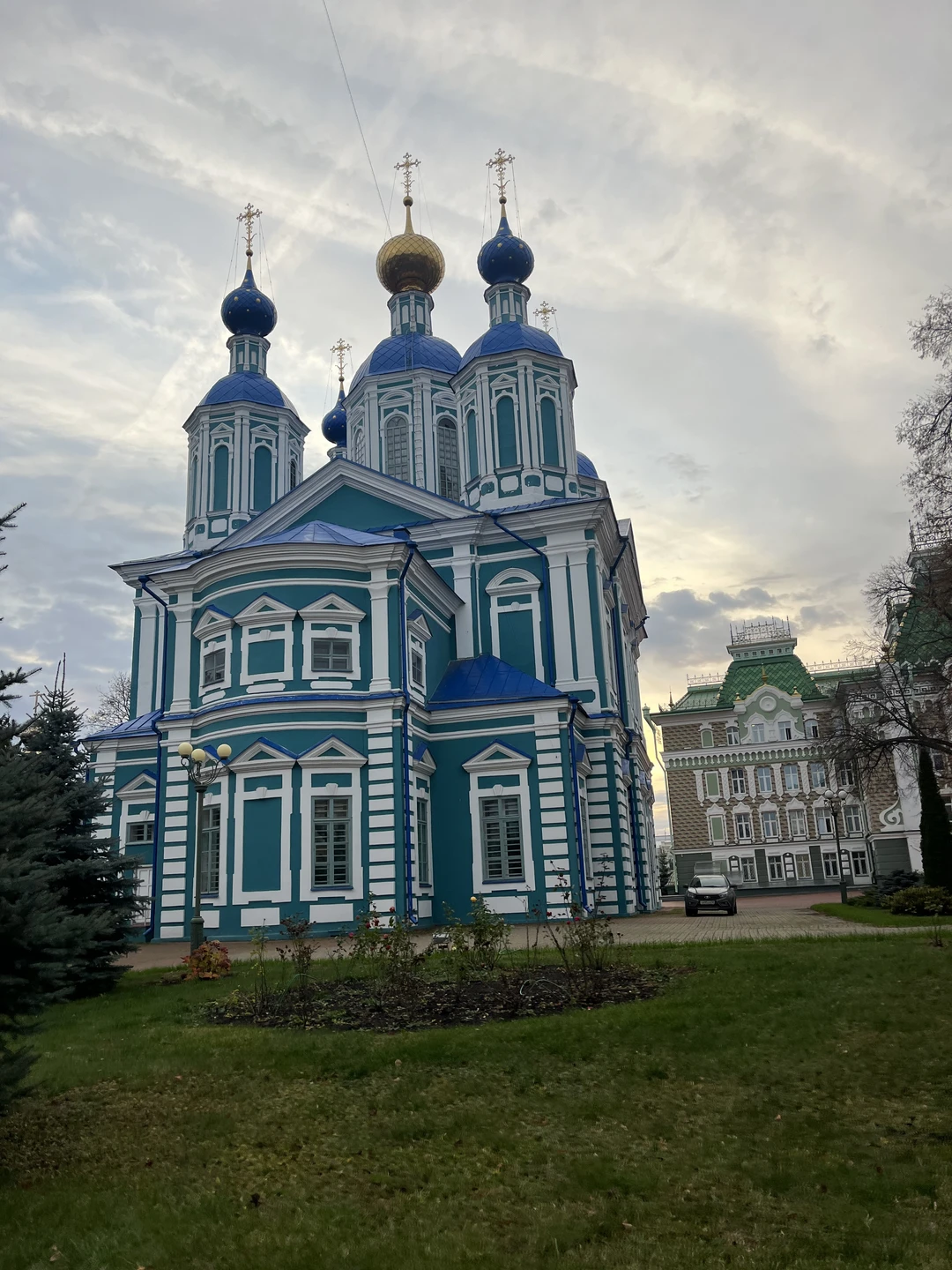 Очень понравилось! Были с дочкой 8 лет. Экскурсовод на протяжении всей прогулки увлекала ребенка забавными историями