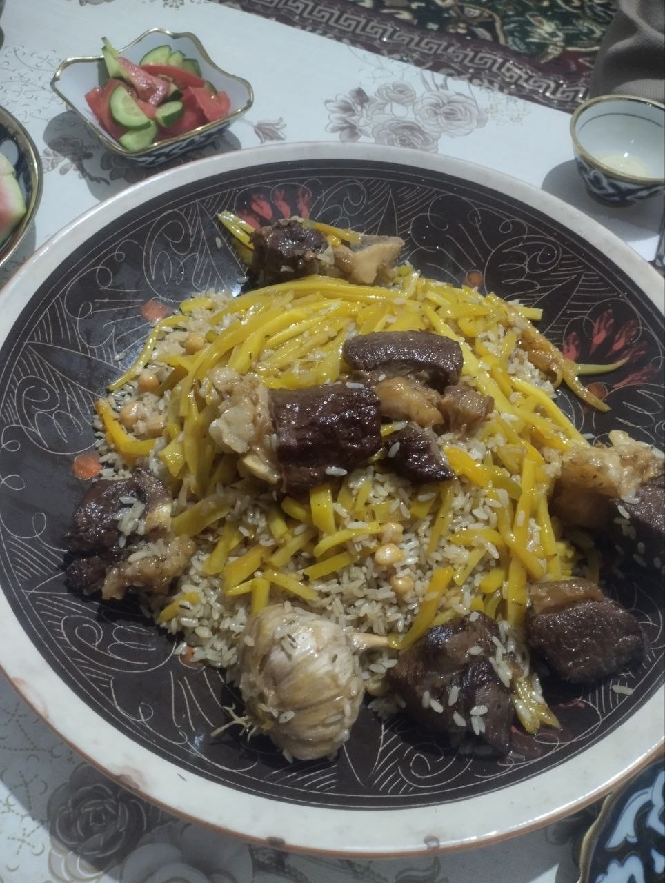 Очень атмосферная экскурсия, с погружением в бытовую атмосферу классического узбекского дома. Приготовление плова от начала (закупка