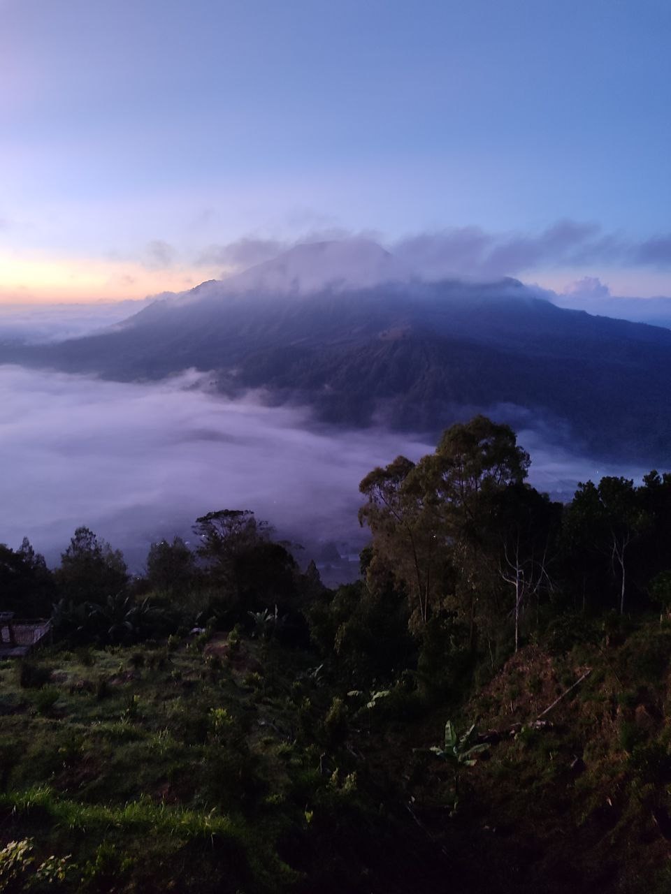 Поездка была просто супер. Эмоции захлестывали от увиденного. Рассвет над облаками с видом на вулкан-это завораживающее