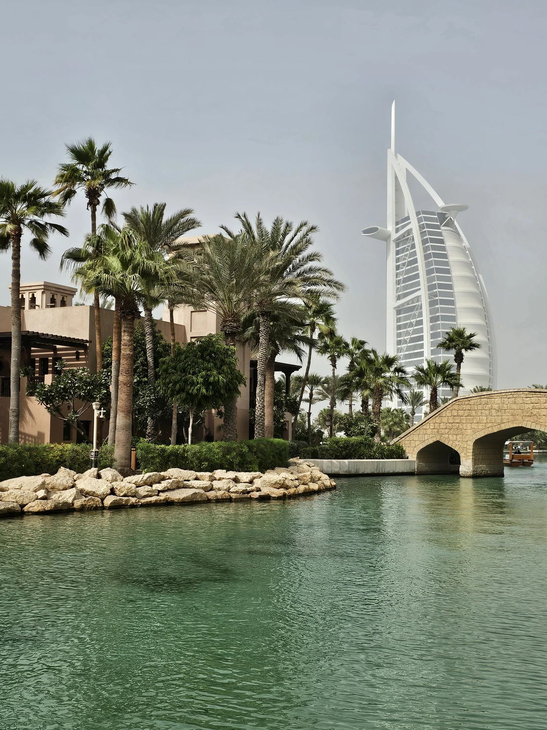 Нашим гидом был Далер. Очень тактичный, приятный в общении и вежливый человек. Благодаря ему, наш день