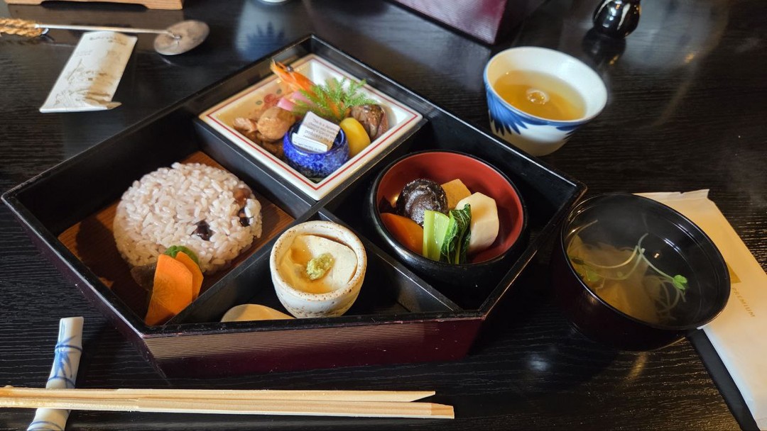 Лучший гид! Тактичный, внимательный, лёгкий в общении - только самые лучшие впечатления от экскурсии у всей