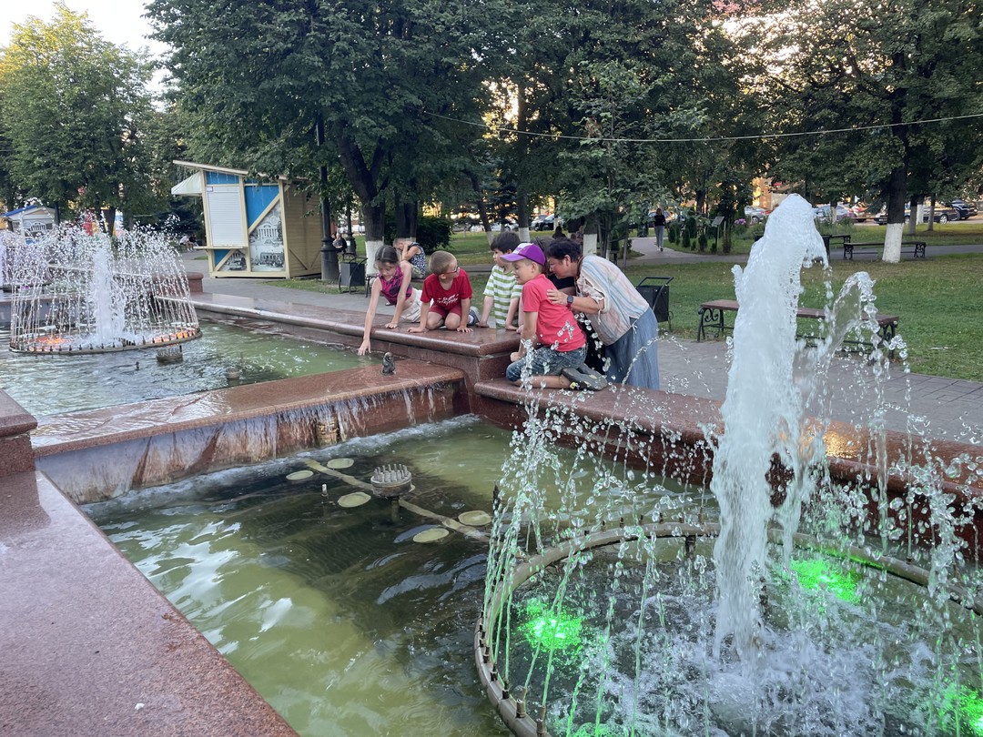 Юлия сумела заинтересовать наших 4-х внуков 6,7,9,12 лет, что не просто. Да и взрослым было не