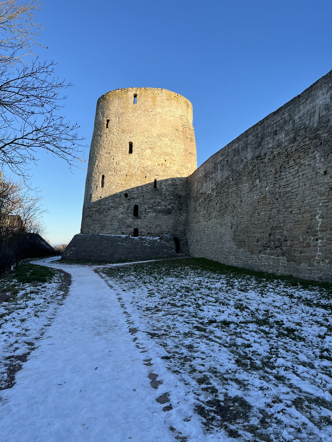 Спасибо за интересную прогулку по Изборску! Очень впечатлила история места, крепость, дивные виды и озеро с лебедями. Данилу уверенная 5)