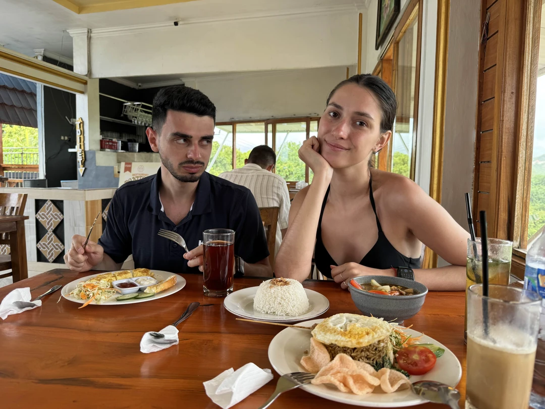 Виды очень красивые. Поболтали с гидом, структурного рассказа не было, но развлекательный диалог был. На машине