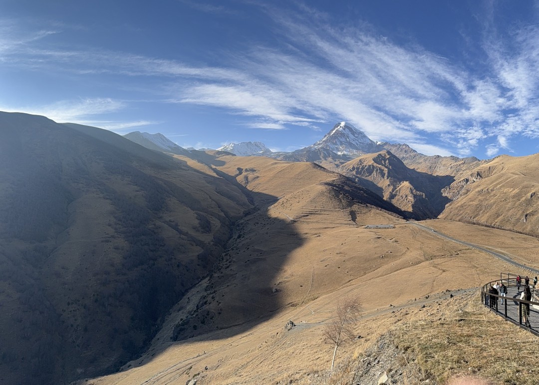 Казбек и Дарьяльское ущелье: Грузия с открытки