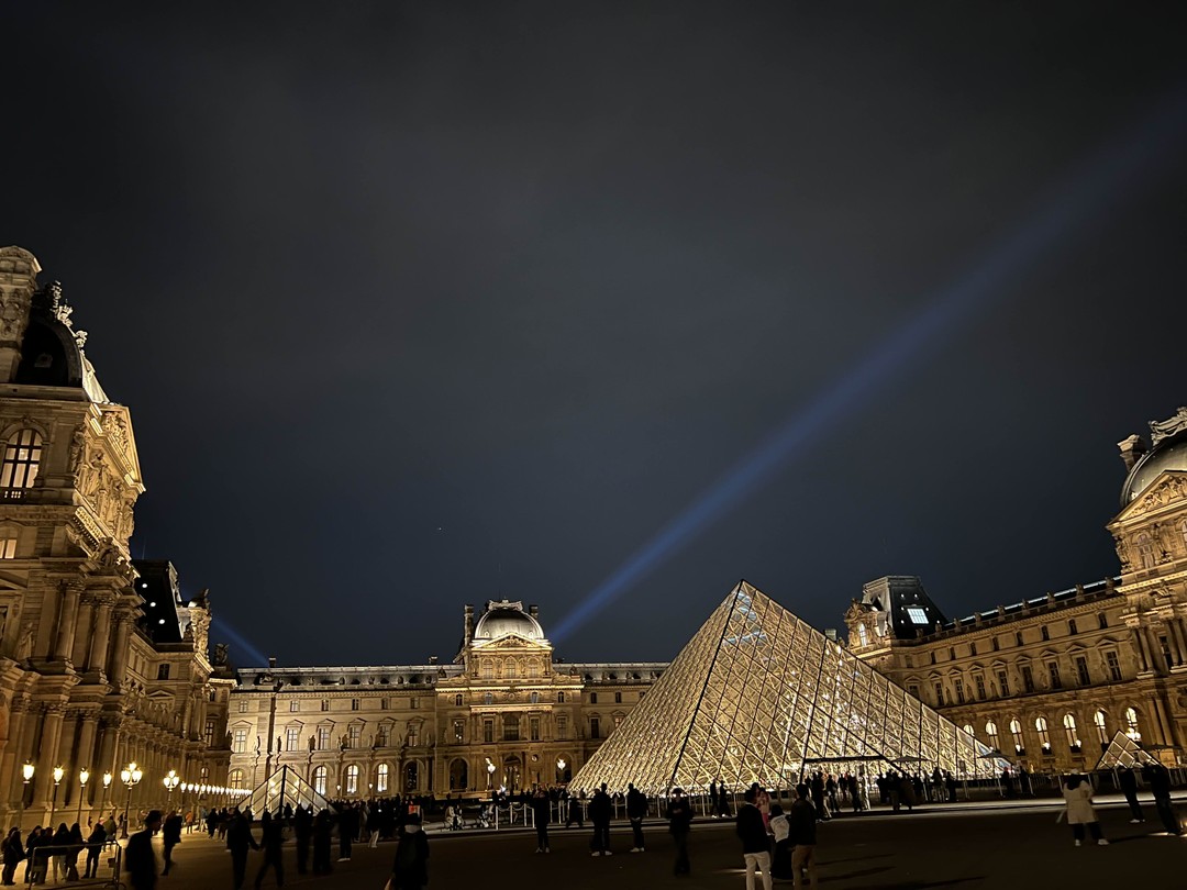 Если вы собираетесь посетить Лувр, то гид просто необходим, потому что Лувр настолько огромен и прекрасен