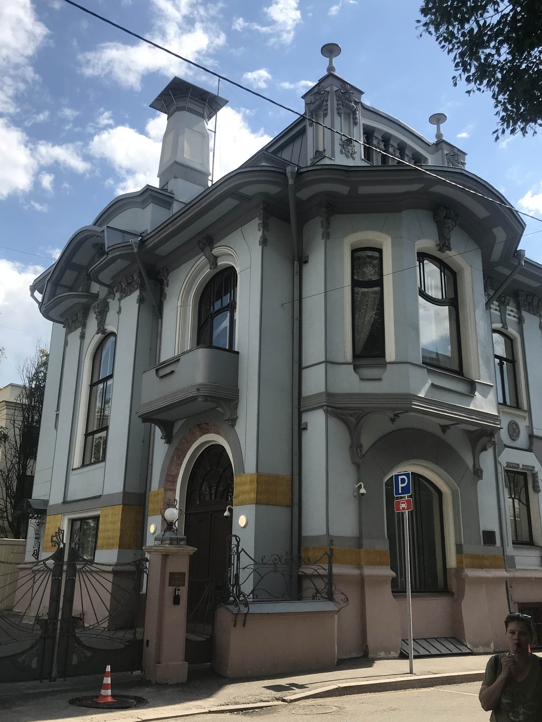 Экскурсия с интригующим названием, показалась утомительной, слишком долгое стояние у объектов, неожиданно многочисленная группа, человек 30