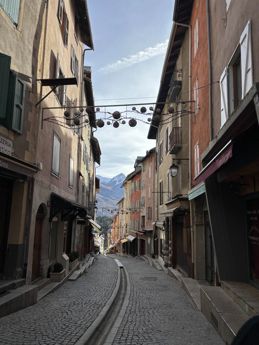 Восхитительная однодневная экскурсия из Турина! Незабываемая красота гор, очарование самобытных деревушек и море впечатлений. Особая вершина