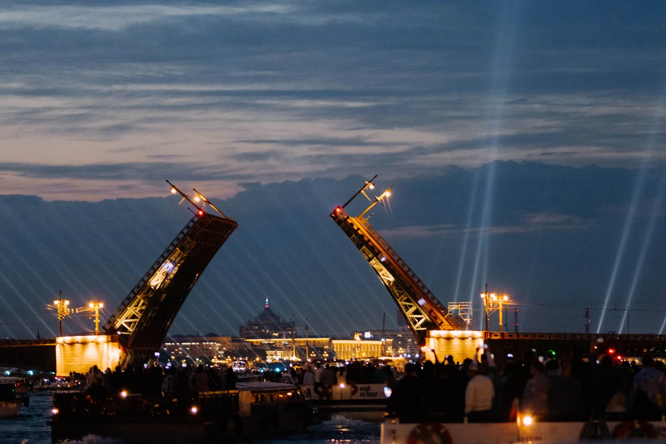 На теплоходе к разводным мостам Петербурга