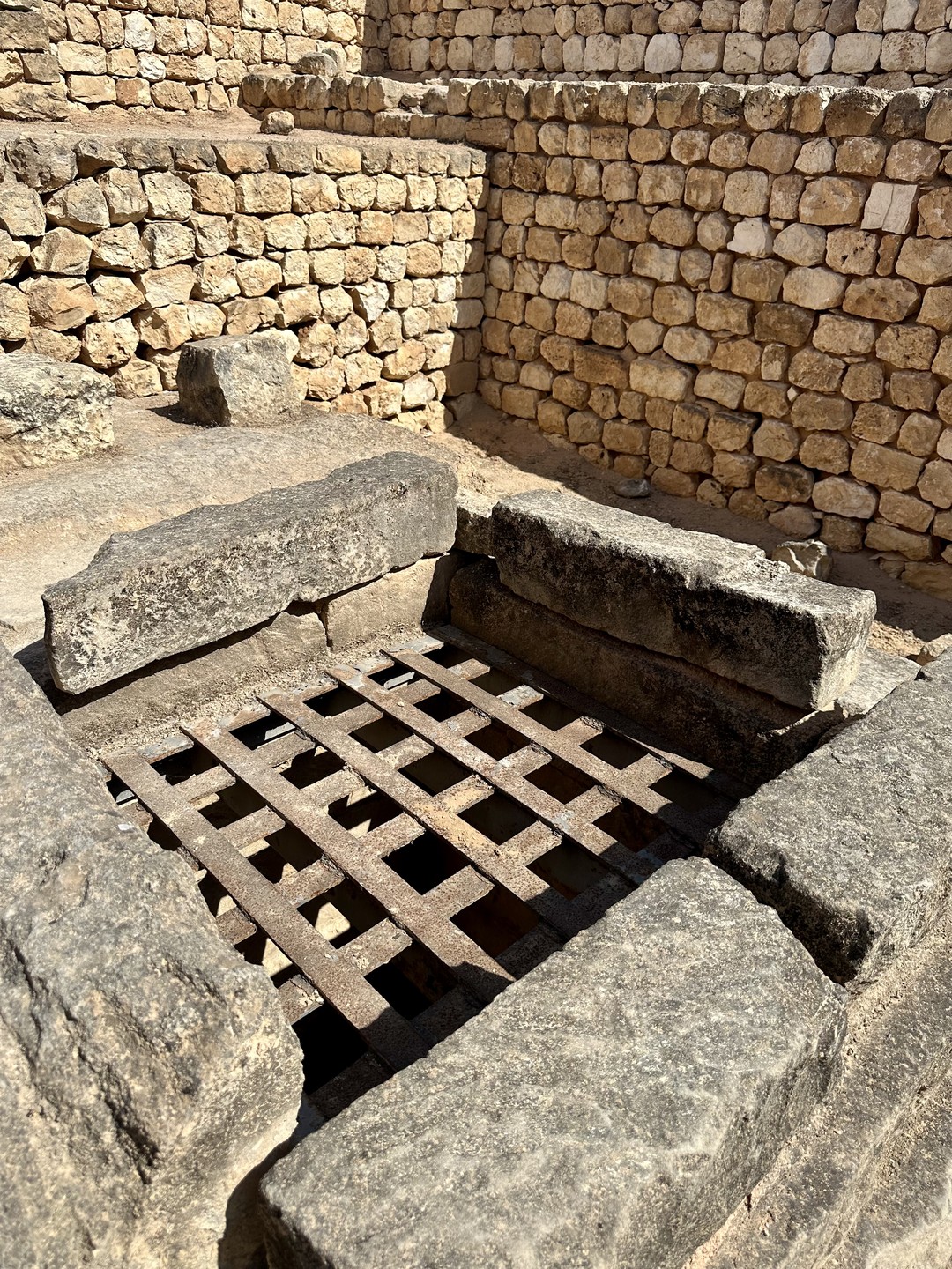 Нам проводила экскурсию по Восточной Салале Надежда - позитивная девушка, родом из Перми. Встретила у входа
