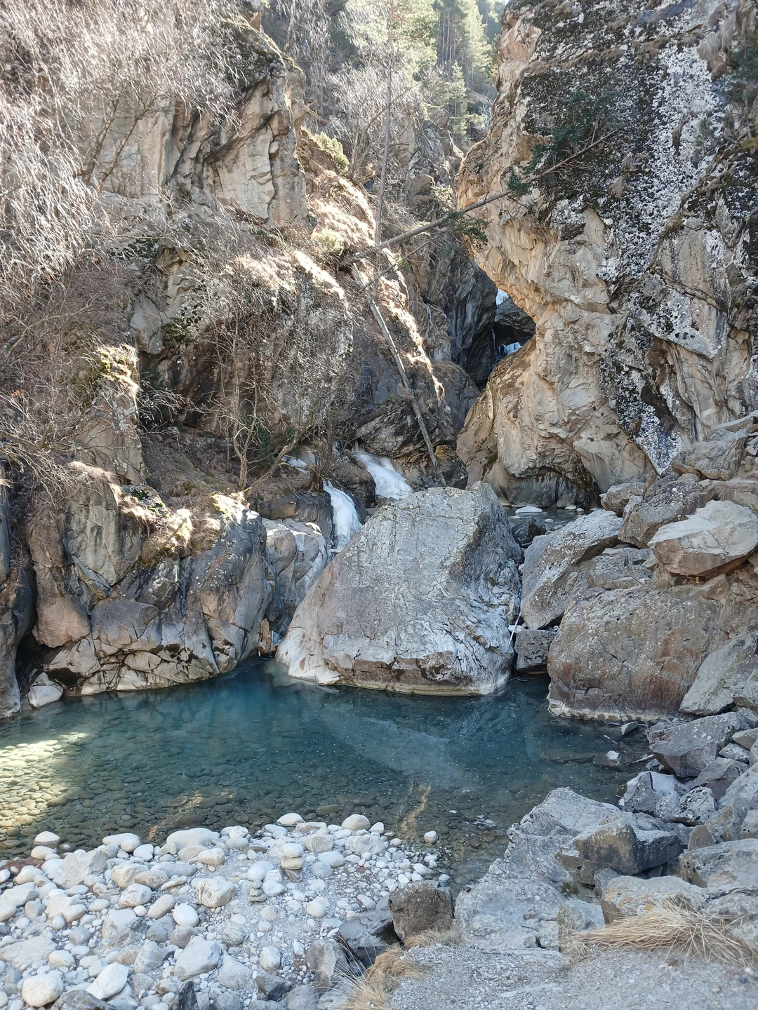 РЕКОМЕНДУЮ СЕРГЕЯ, это Гид от природы. Очень интересная подача материала, весело, легко, с юмором. Ездили с