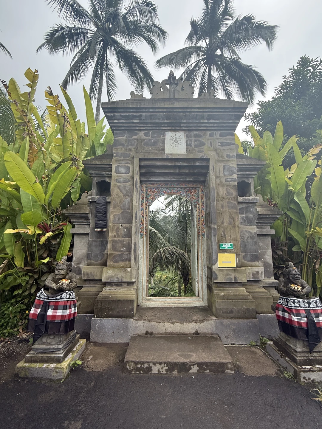 По нашей просьбе заменили храм Мангенинг на рисовые террасы. День пролетел быстро и очень интересно. Посетили