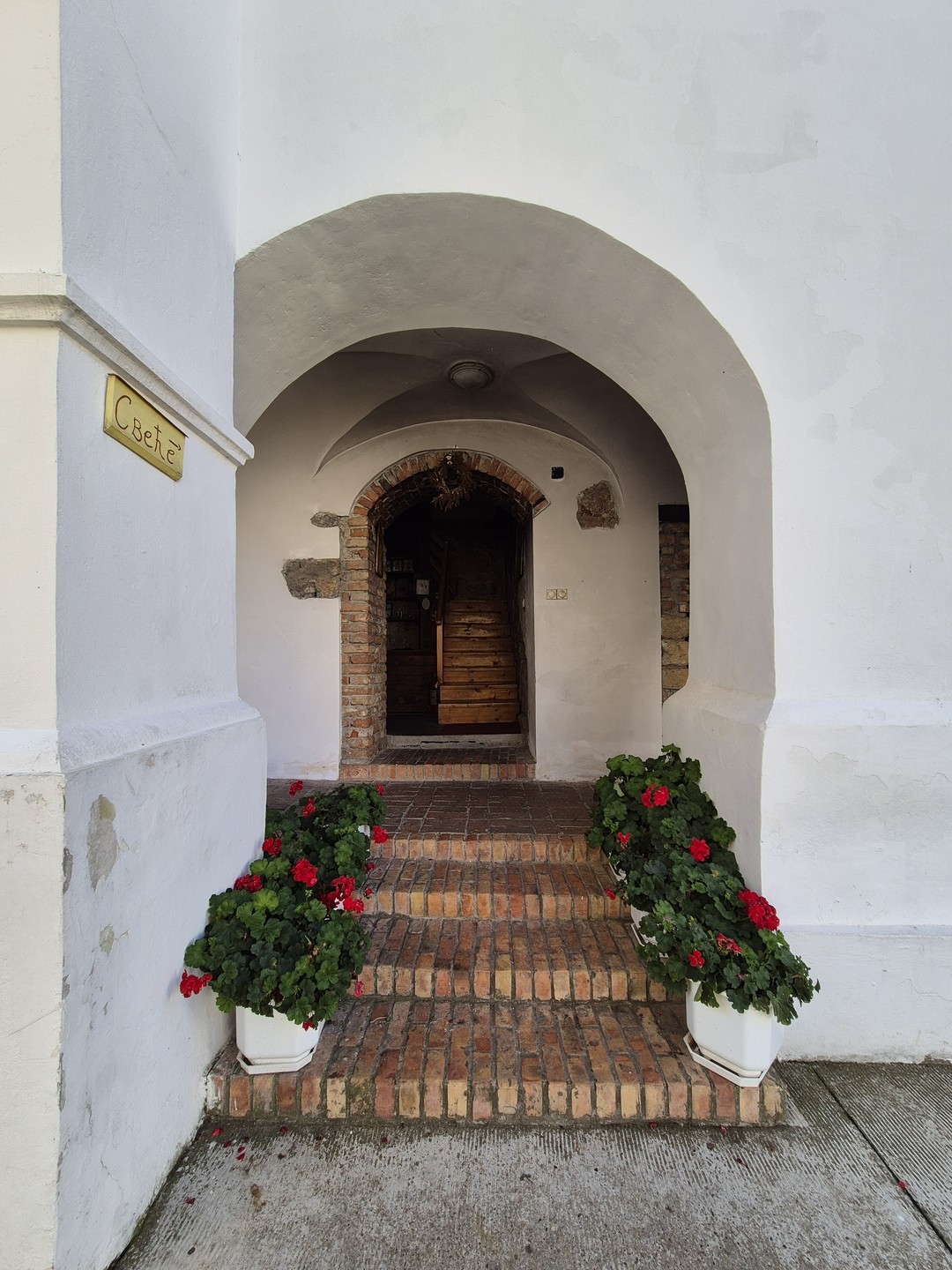 Экскурсию с Александром можно назвать увлекательным путешествием! Очень интересно,познавательно,с юмором. Лёгкое общение, много информации не только