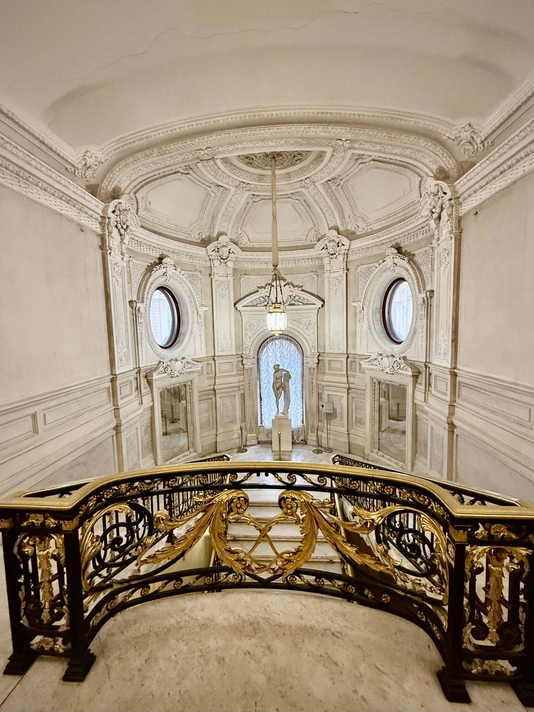 Людмила Петровна профессионал. Интеллектуально, чётко с расстановкой. Можно сказать одним словом: пробрало до слез…. Очень рекомендую эту экскурсию