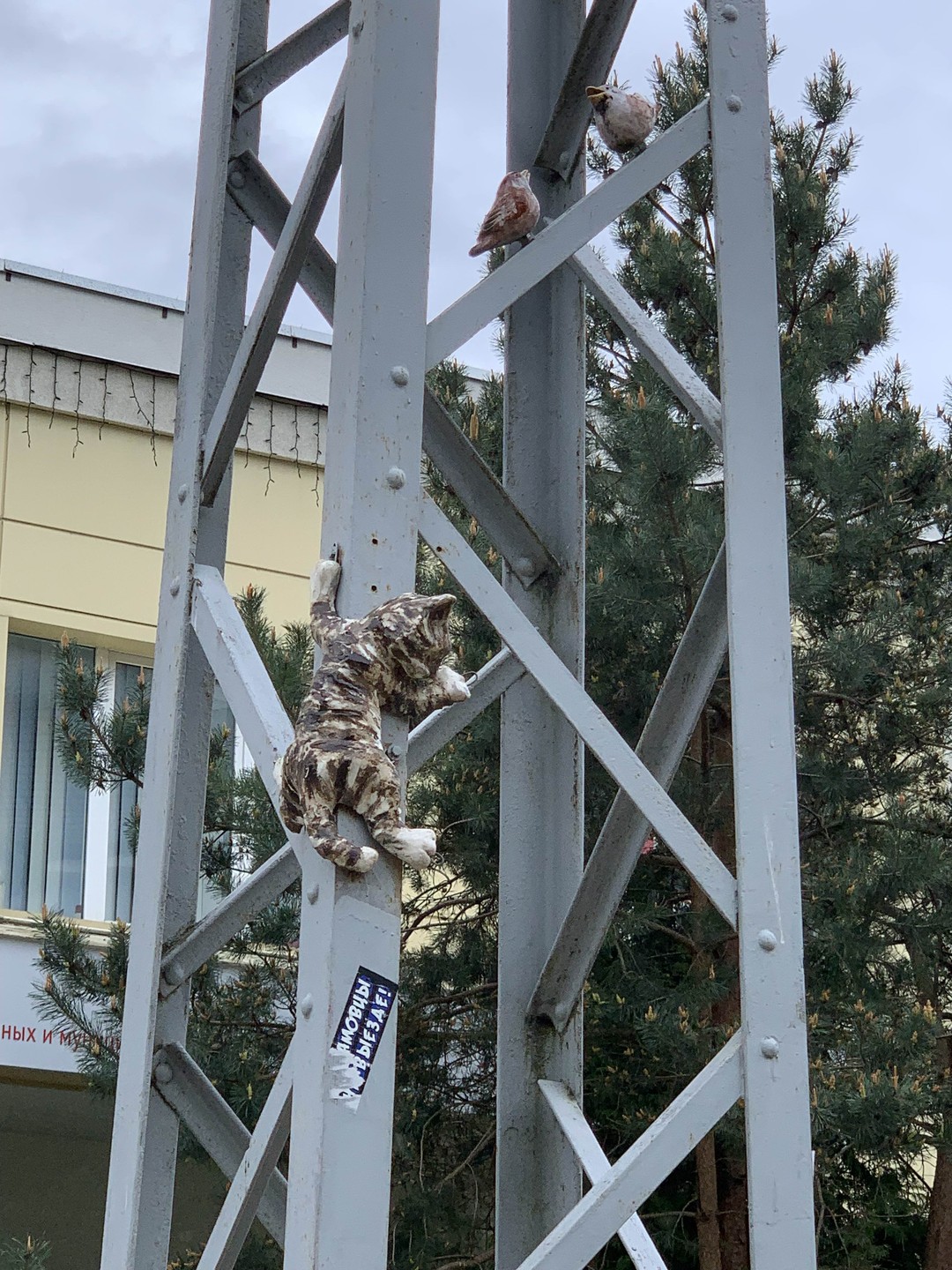 Приятная прогулка по красивому курортному городку в хорошей компании