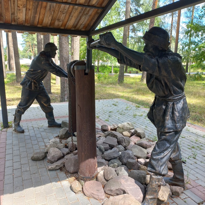 Александр - интересный рассказчик, глубоко знающий историю своего города. Были приятно удивлены, что такой небольшой город