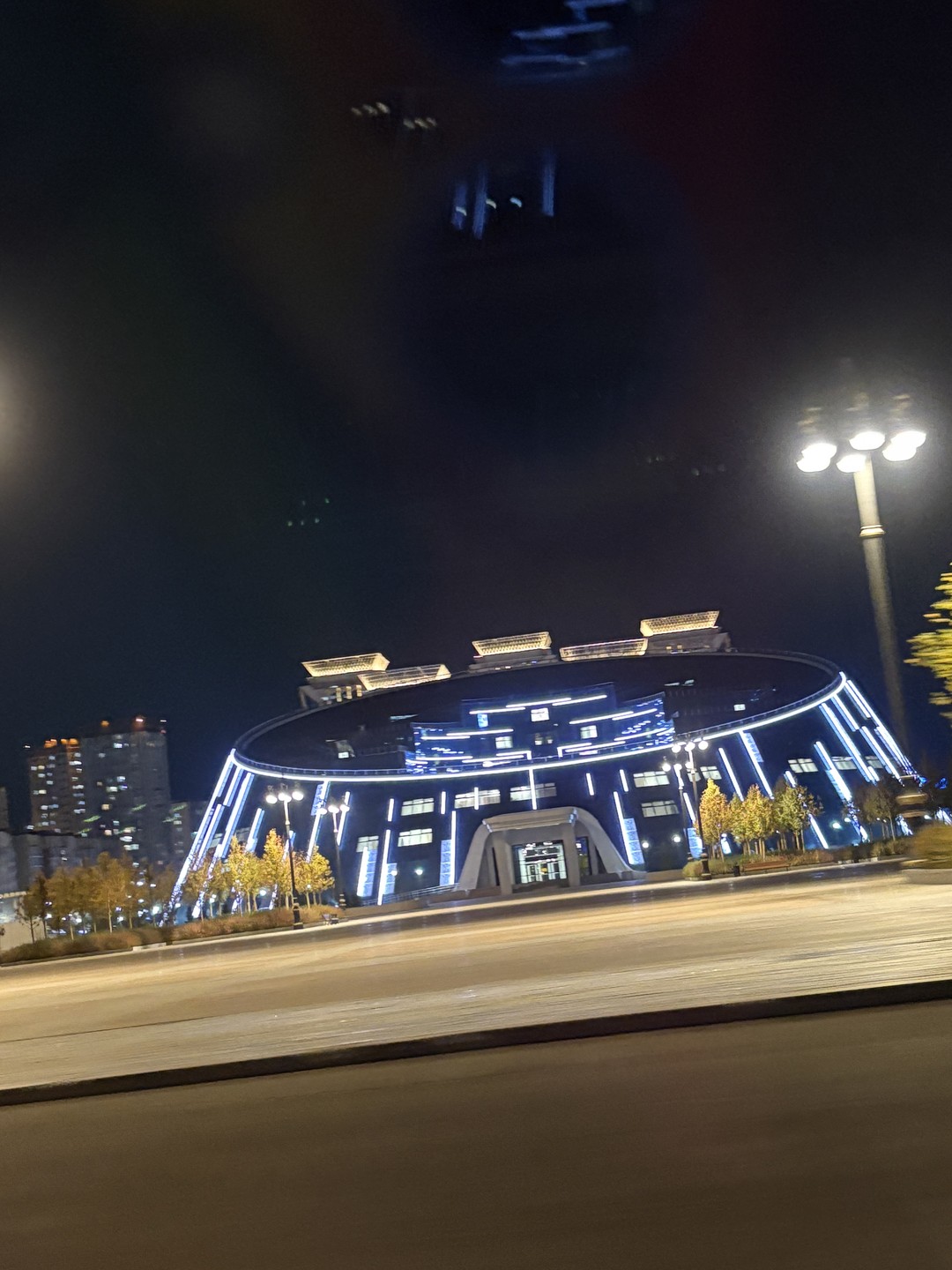 Смотрели с Жанар вечернюю Астану! С прекрасной подачей материала, еще больше влюбляешься в этот город! Рассказывает