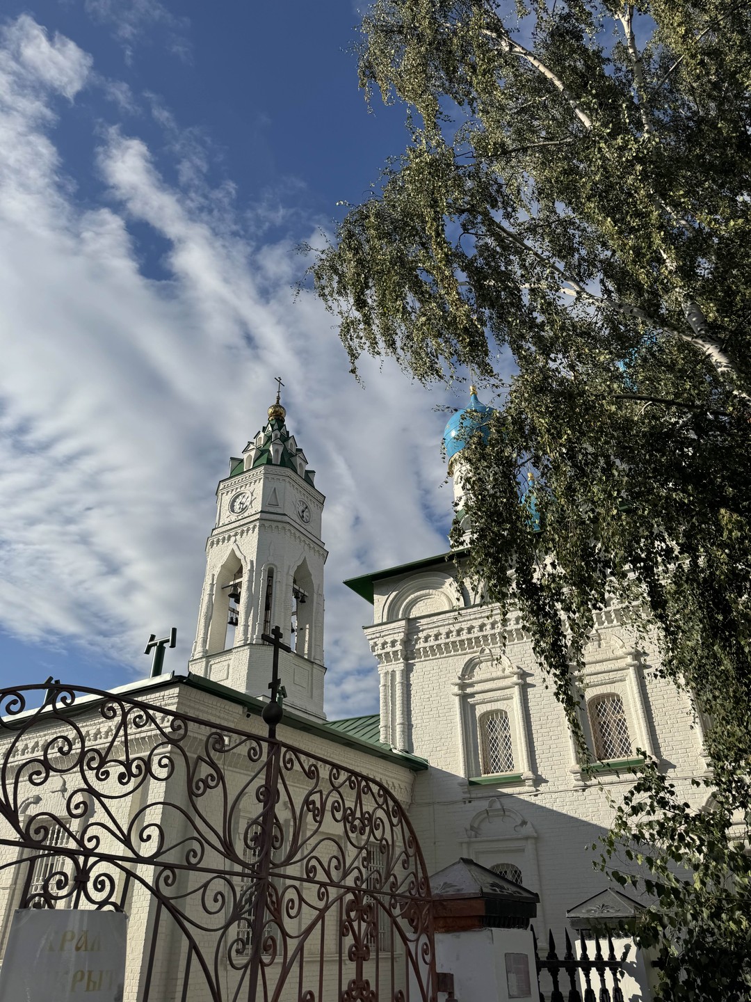 Очень интересная экскурсия. Не просто сухие даты, а много живого материала. 2 часа пешей прогулки, но