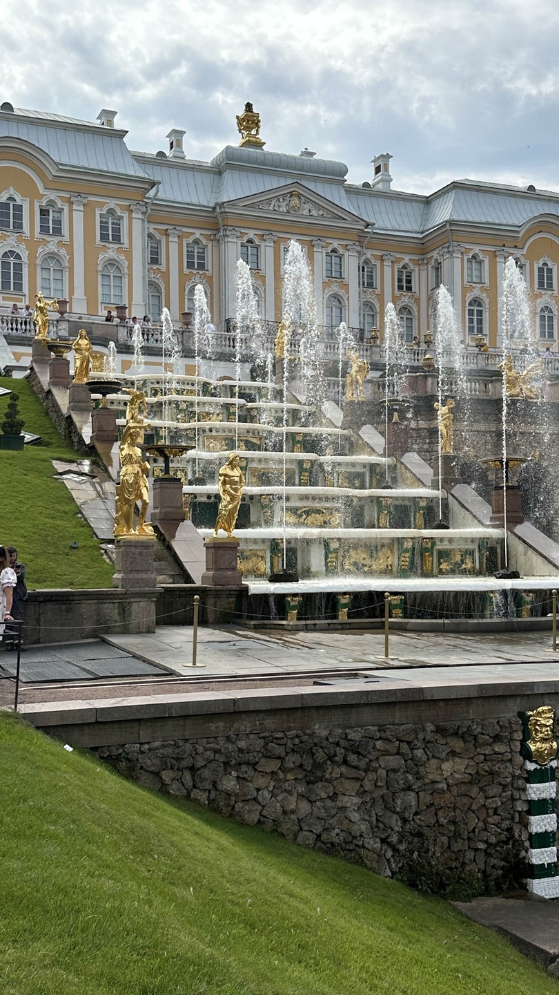 Петергоф прекрасен, но сама экскурсия это кошмар(((абсолютно не продуманно время! на все нам дали полтора часа,