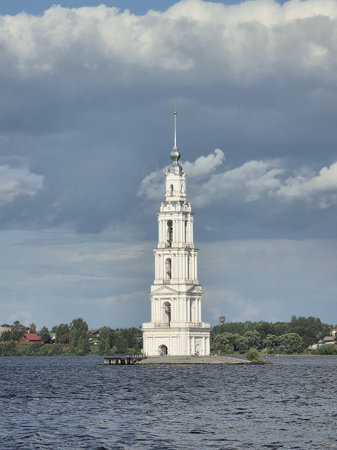 Провести вечер в компании настоящего Деда Мороза по имени Олег, который летом подрабатывает гидом в мистическом