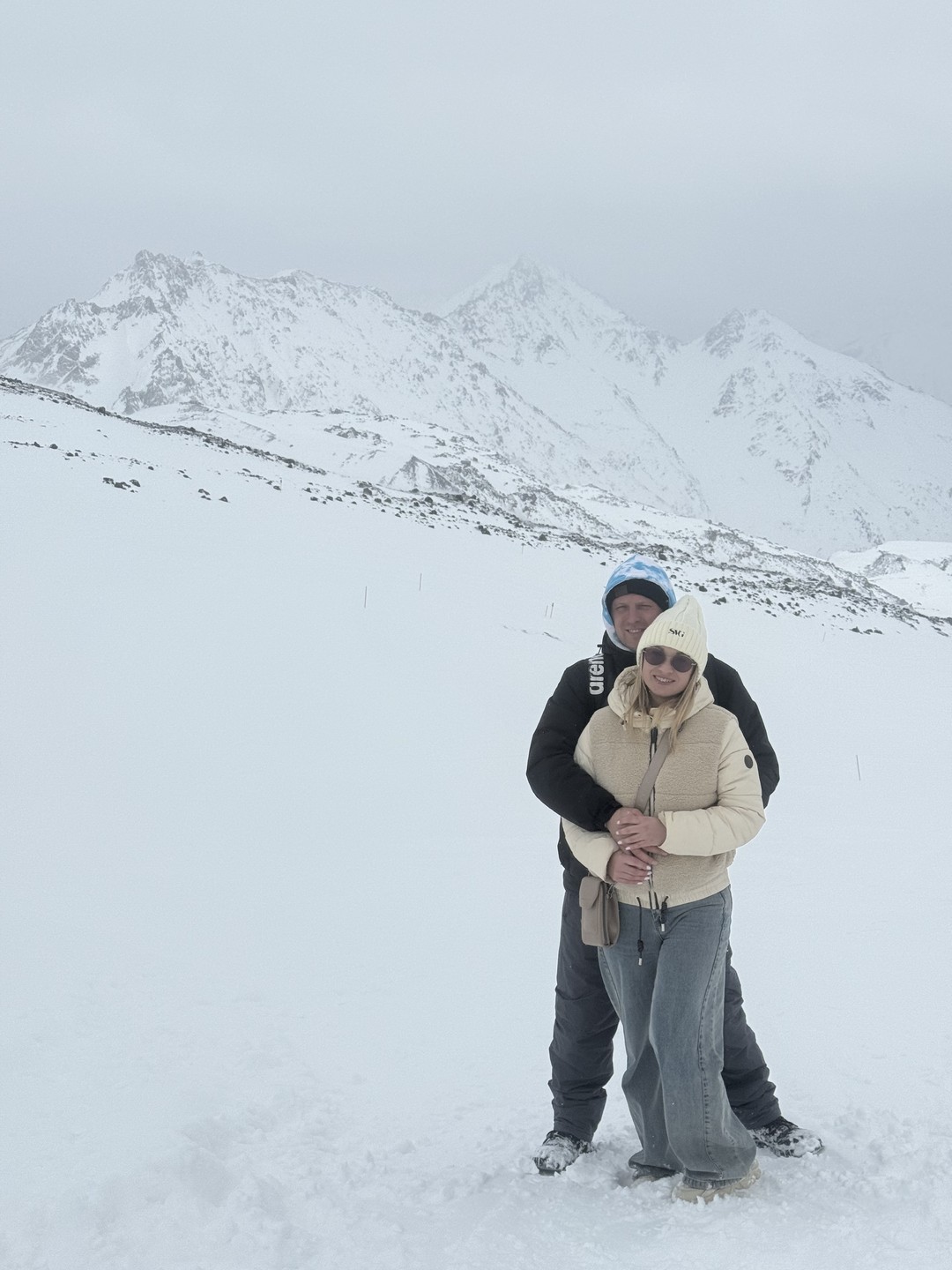 Были на экскурсии на Эльбрус, озеро Гижгит+поляна нарзанов. Встретил нас гид Михаил, приехал прямо к нашему