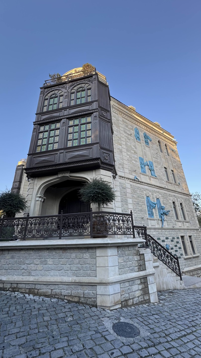 Эльвира, большая молодец! Умница, красавица, интересный собеседник и по-настоящему профессиональный гид. Очень тонкая и внимательная! Спасибо