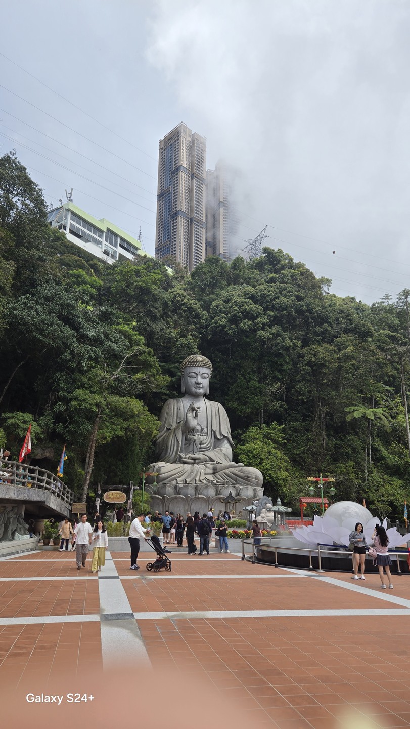 Мы с друзьями съездили с Алишером на экскурсию в Гентинг Хайлендз. Впечатления от поездки замечательные. Очень