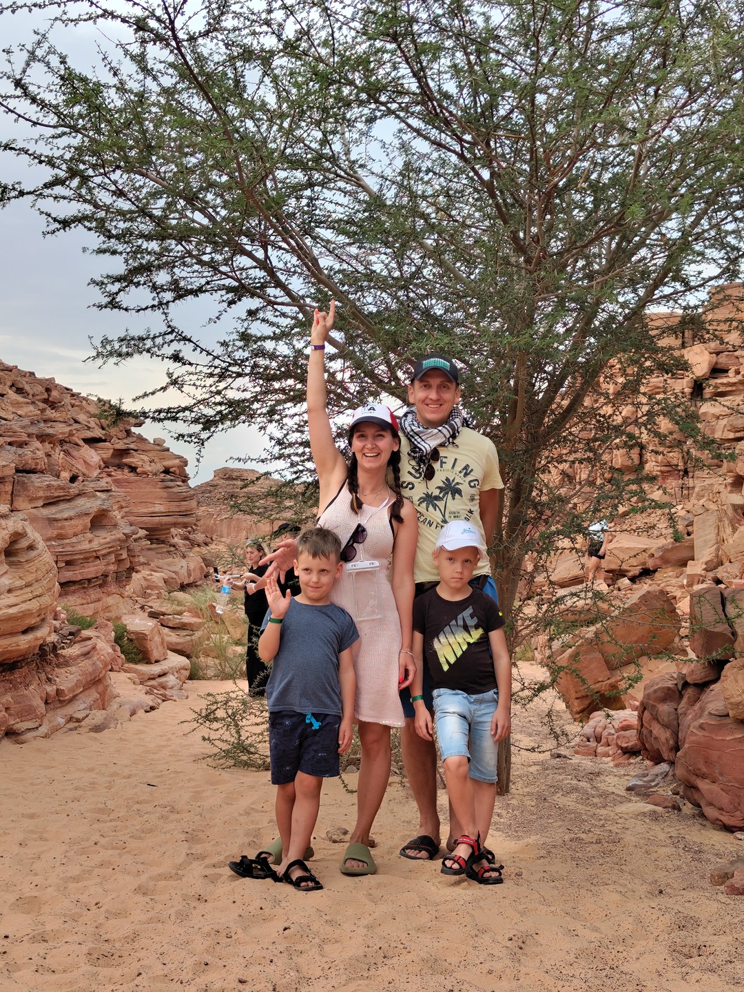 Гид отличный, хорошо разговаривает по-русски. Никуда не торопил, гуляли везде сколько хотелось. Завозили на фабрику, купили