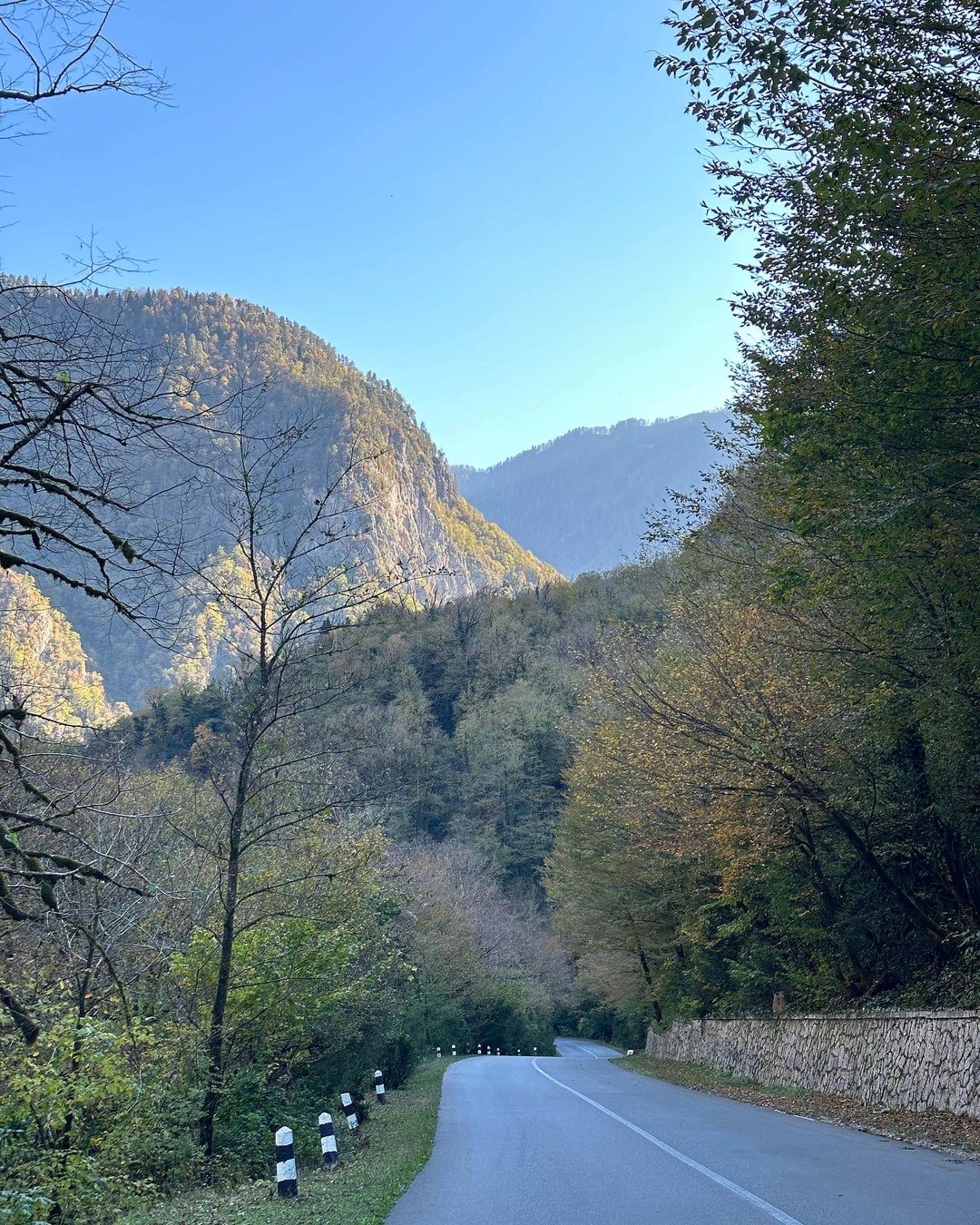 Это наша вторая поездка с друзьями в Абхазию. И думали, ну чем нас удивить…? Мы же