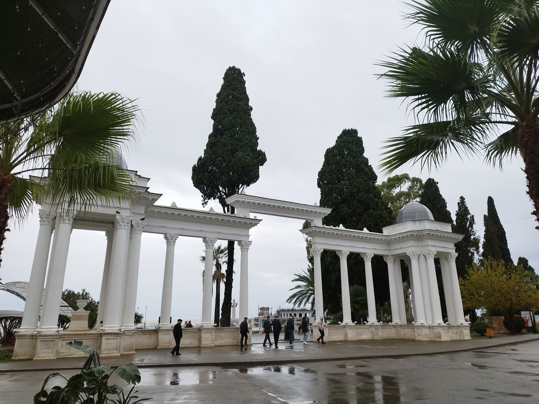 Многоликий Сухум: пешая экскурсия по городу с открытками и фото 19-20 веков (Дударева)