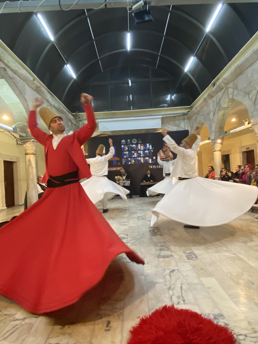 Шоу «Танец дервишей» в Стамбуле (Aleksandra)