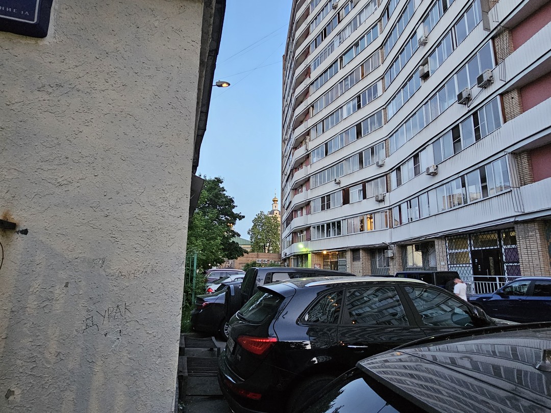 Скажу, что ни одну локацию в привязке к фильму мы не угадали)) интересно безусловно. Экскурсия для