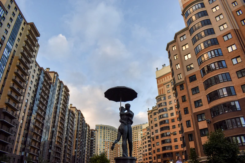 Кудрово: город цветных гигантов через дорогу от Петербурга