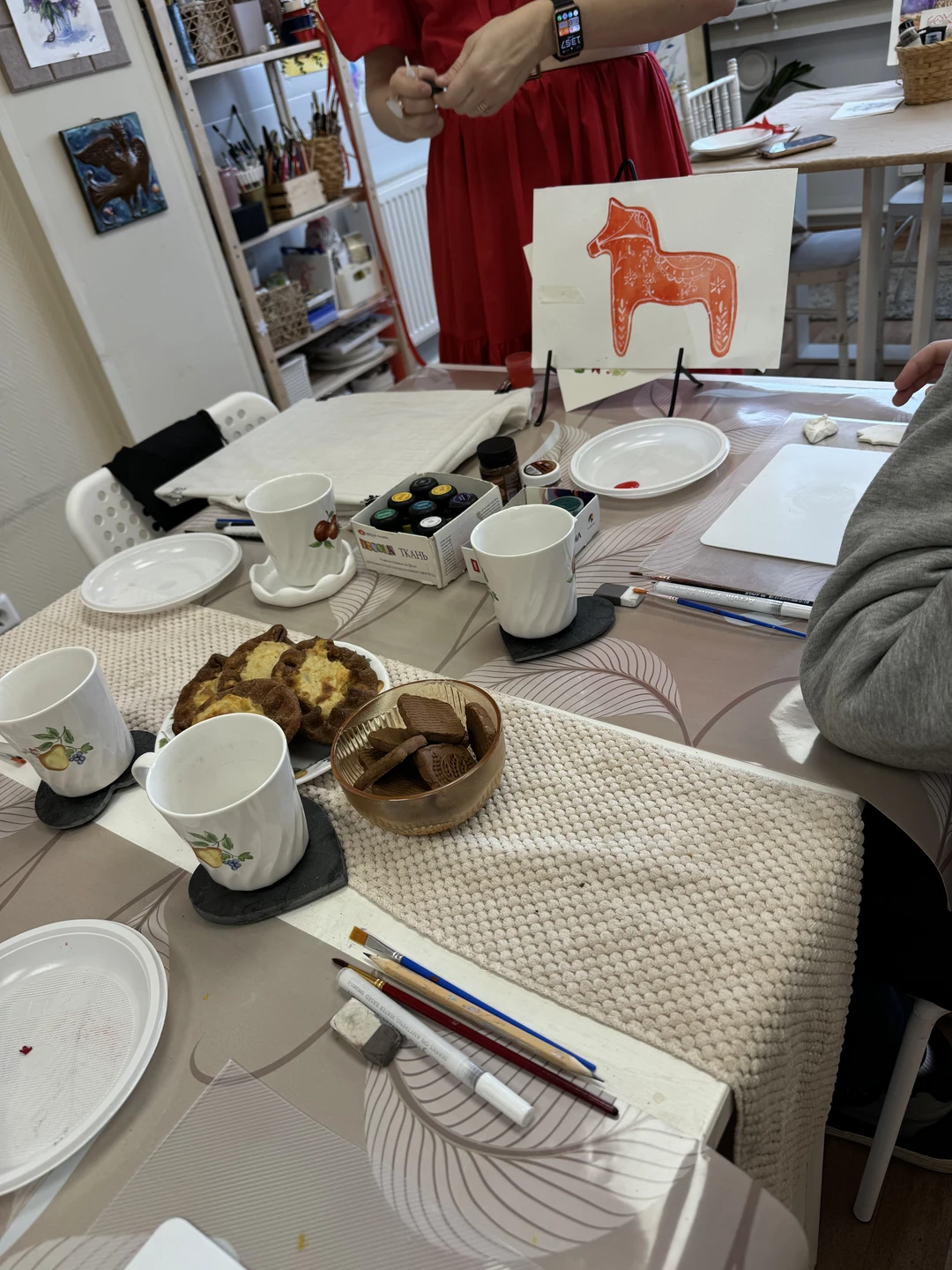 Потрясающая Екатерина, интересный мастер-класс😊 Расписали по 3 магнита, послушали интересные истории про Карелию и ее традиции