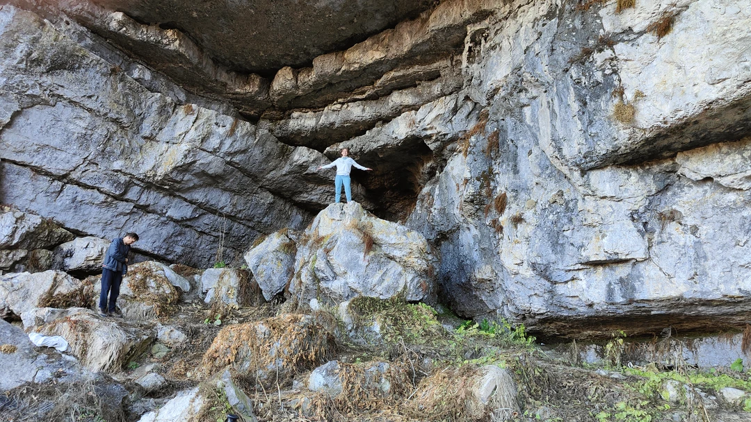 Отличная экскурсия! Посетили 3 локации: пещера, глаз дьявола и ущелье. Увидели пастбище и лошадей. В пещере