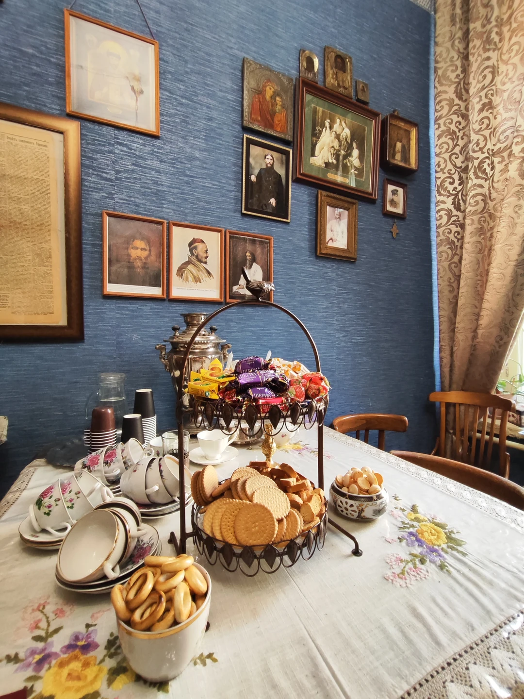 На такую экскурсию следует идти подготовленным, с пониманием исторических событий и представлением о личности Распутина (детям