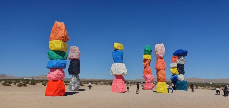 Арт-объект посреди пустыни - Seven Magic Mountains