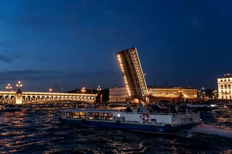 Ночной Петербург: к разводным мостам на теплоходе