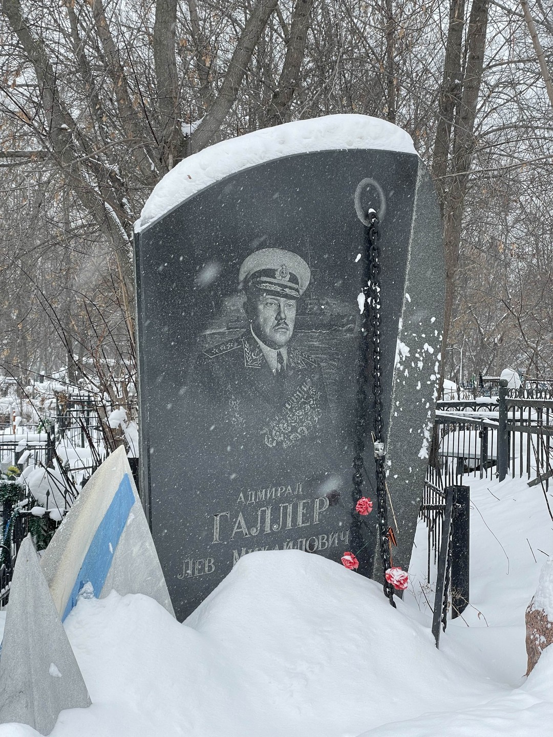 Спасибо Олегу за увлекательную экскурсию в кладбище. Олег очень начитан, чувствуется высшая школа и ученая степень
