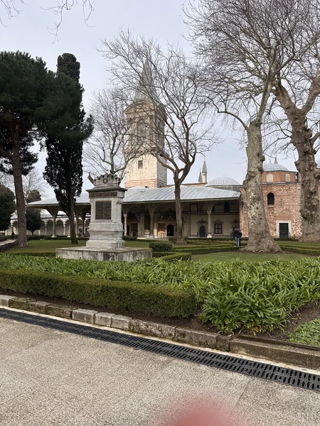 нашим гидом в Топкапе был Рушан. пожительными моментами для нас было то, что гид является выходцем