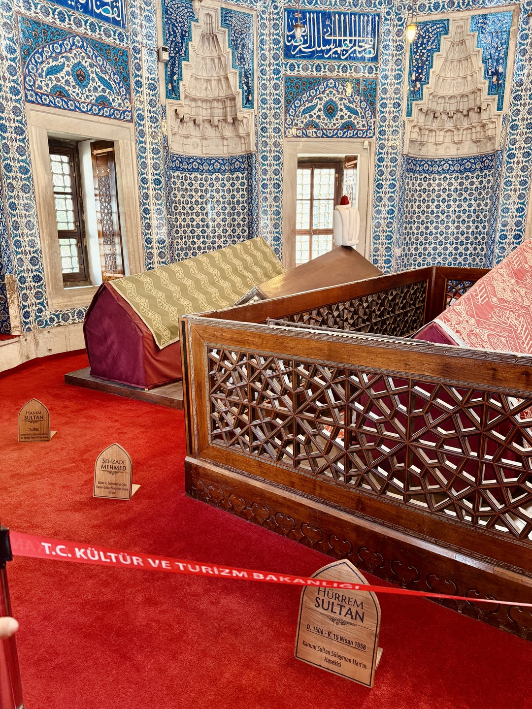 Очень понравилась экскурсия! Мы посмотрели все, что можно - цистерну базилика, голубую мечеть, дворец Топкапы, мечеть