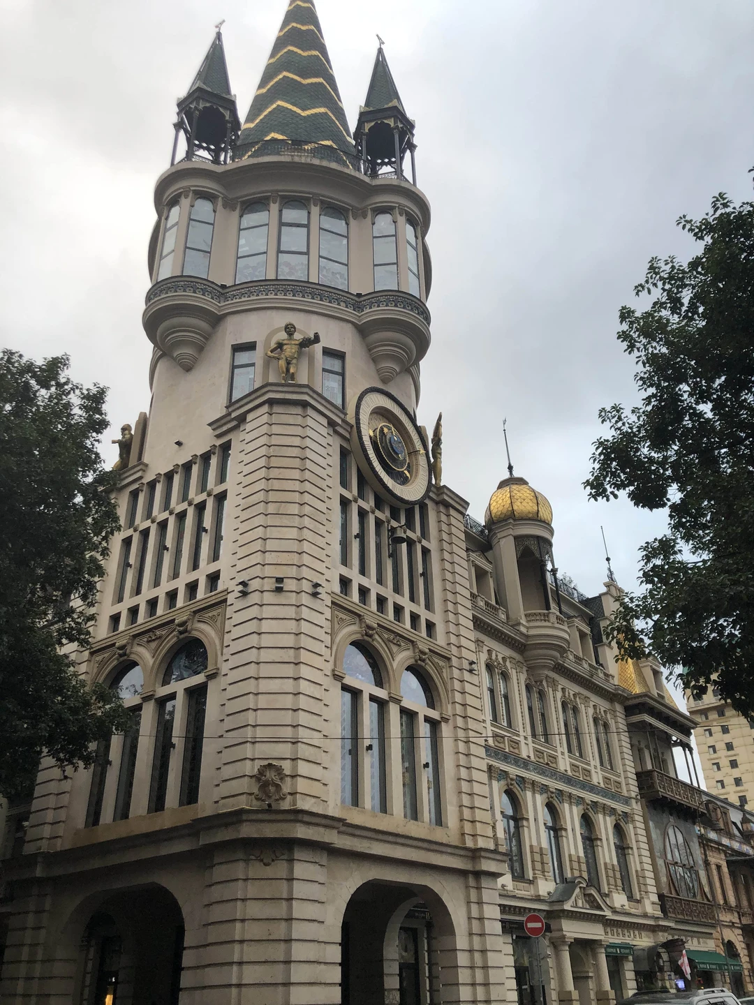 Экскурсия очень увлекательная- гид досконально знает историю каждого строения в старом Батуми. Думаю, что без него