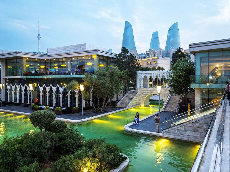 Трансфер из аэропорта в компании с гидом